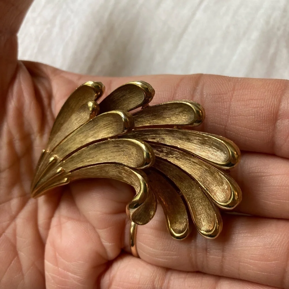 Vintage Signed‎ JJ Brushed Gold Tone Abstract Brooch - Picture 4 of 6